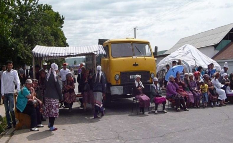 Kırgızistan’da göstericiler en stratejik yolu trafiğe kapattı