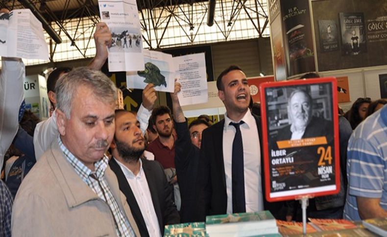 İzmir'de CHP'li gençler yazar Mustafa Armağan'ı protesto etti