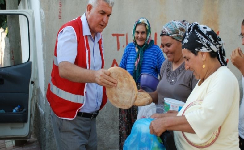 Kızılay her gün bin aileye sıcak yemek taşıyor