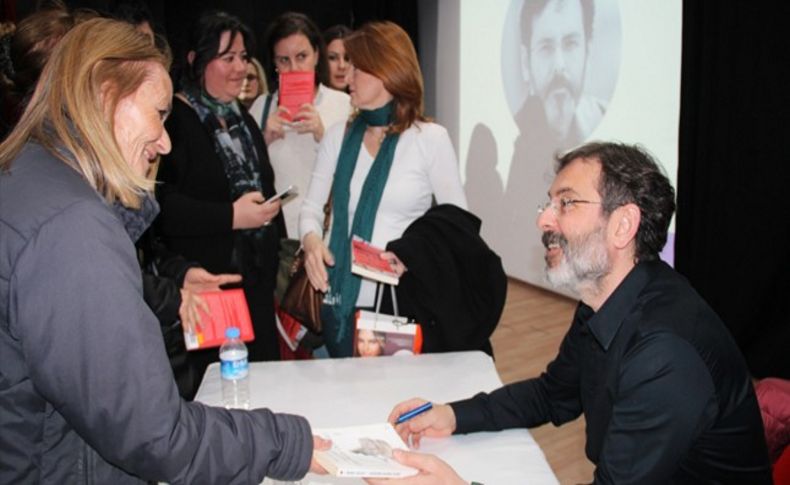 Ödüllü yazar Konak'ta Kitap Kokusu’na konuk oldu