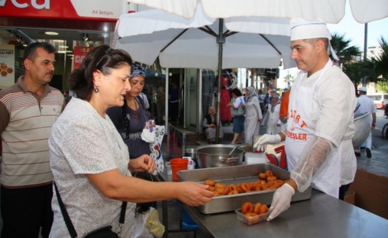 Konak'ta Menderes için lokma döküldü