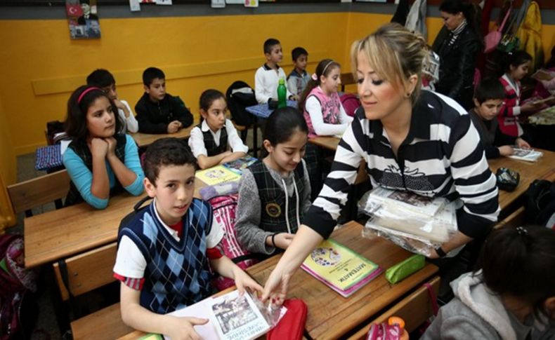 Konak Belediyesi'nden minik öğrencilere kitap desteği