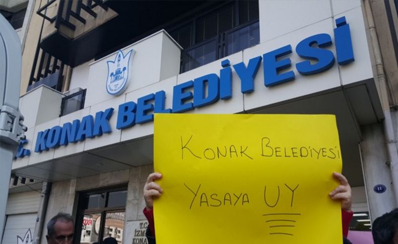 Hayvanseverler Konak Belediyesi önünde eylem yaptı: 'Barınağı basarız' mesajı