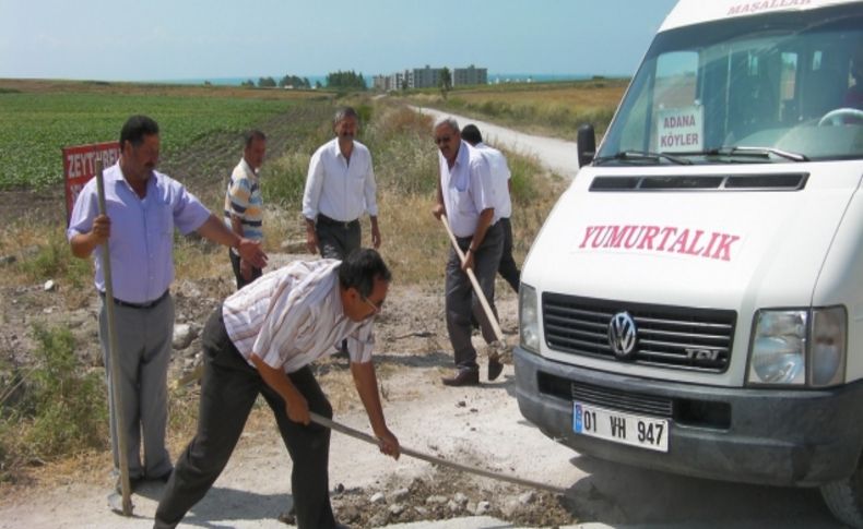 Kooperatif sürücüleri küreklerle bozuk yolları düzeltmeye çalışıyor