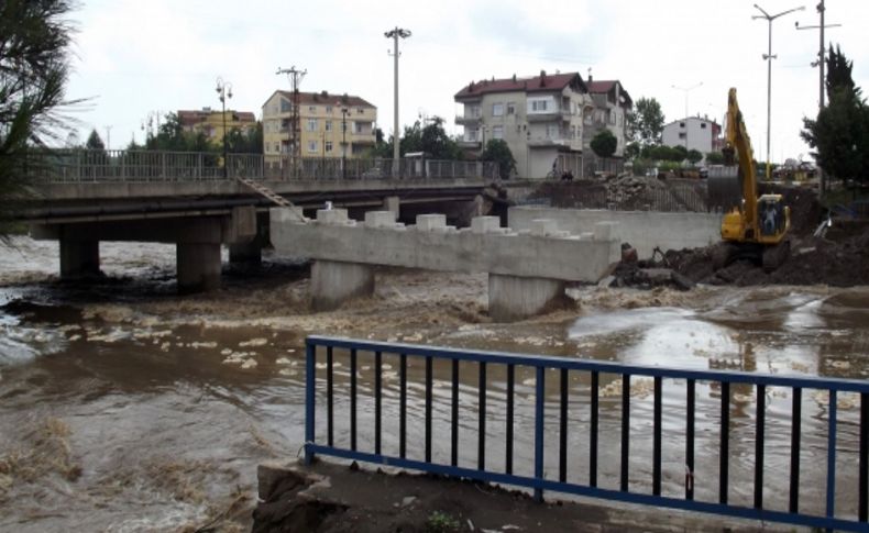 Köprü inşaatı sular altında kaldı