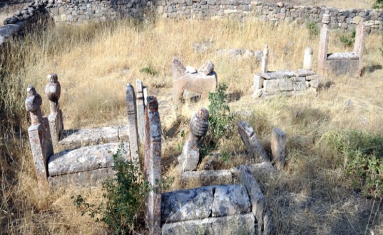 Köylüler tepki gösterdi, define arama çalışması durdu