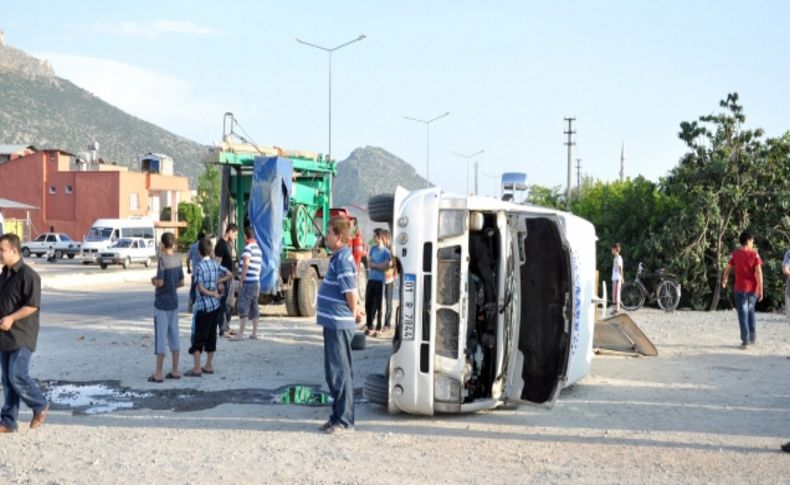 Kozan'da minibüs ile iş makinesi çarpıştı: 1 yaralı