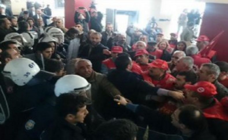 Karşıyaka Belediyesi'ni işçiler işgal etti