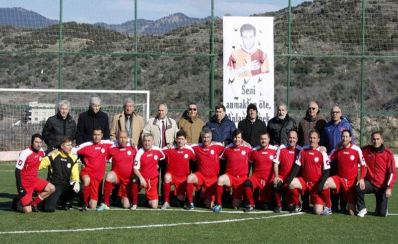 Efsane futbolculardan Bayraklı çıkarması