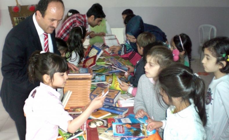 Kumbarada biriktikleri parayla kitap sergisi açtılar