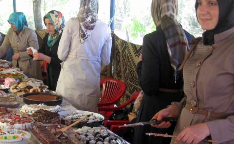 Kur'an Kursları yararına kermes düzenlendi