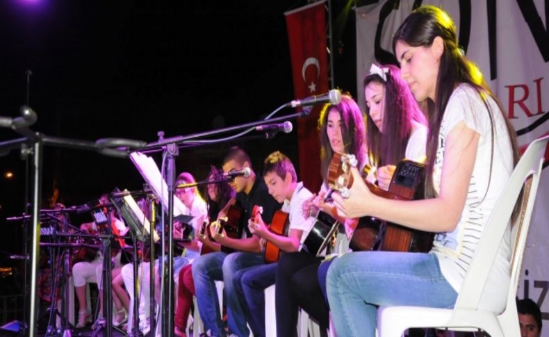 Kursiyerlerden gitar ve bağlama resitali