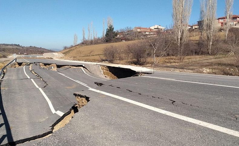 Kütahya'da çöken yol, 12 evde hasara yol açtı