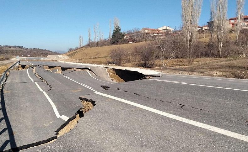 Kütahya’da yol çöktü