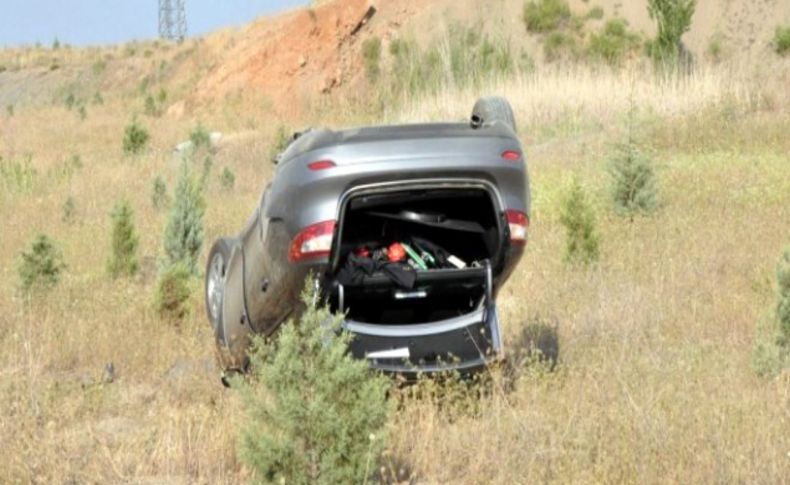 Lastiği patlayan araç şarampole devrildi: 2 polis yaralı