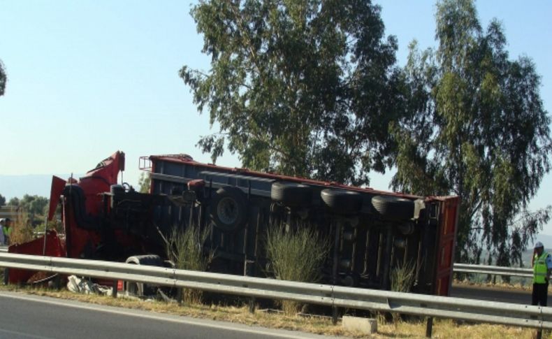 Lastik değiştirmek için duran kamyona TIR çarptı