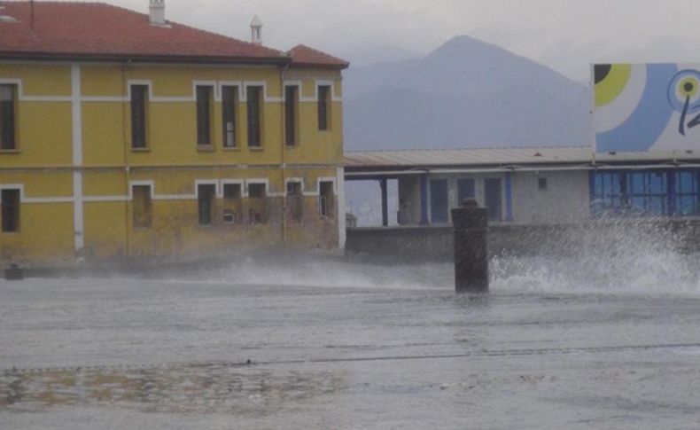 İzmir'de şiddetli lodos fırtınası