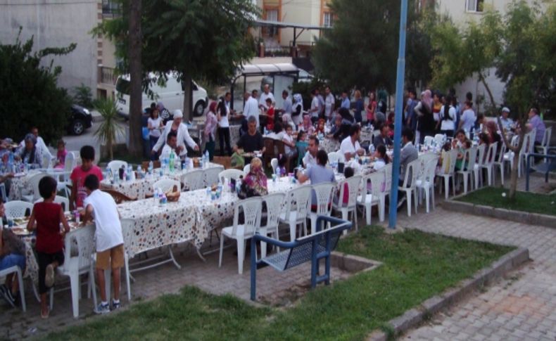 Mahalleli iftar sofrasında bir araya geldi