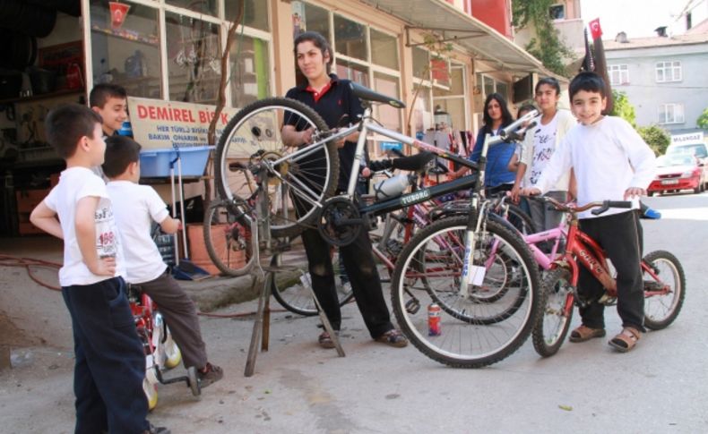 Mahallenin ‘bisikletçi ablası’ sezonu açtı