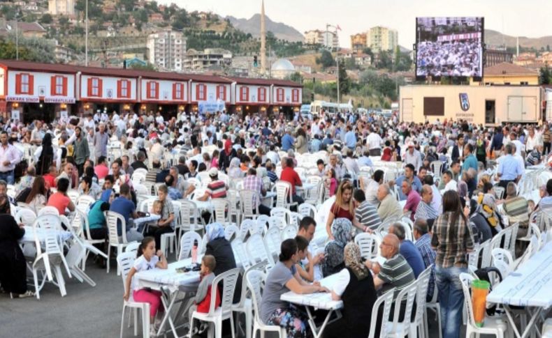 Mamak'ta yaklaşık 5 bin kişi birlikte iftar yaptı