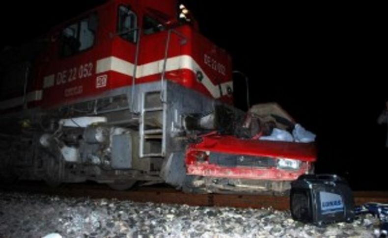 Manisa'da yolcu treni otomobili biçti!