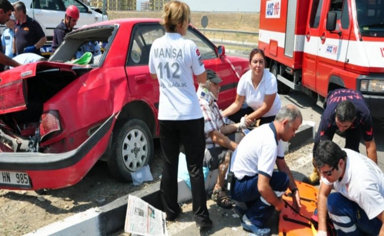 Manisa'da trafik kazası: 1 ölü, 2'si ağır 9 yaralı