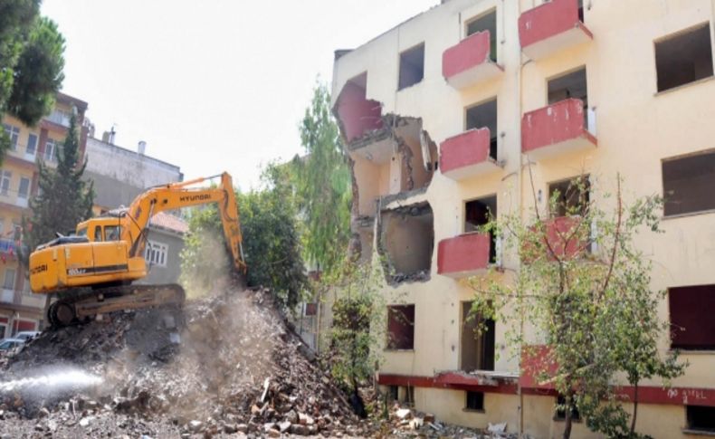 Manisa'da yapılacak otomasyonlu otopark için yıkım çalışmaları başladı