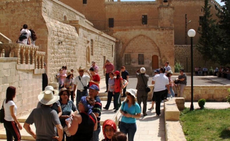 Mardin'de Paskalya Bayramı yumurta tokuşturularak kutlandı