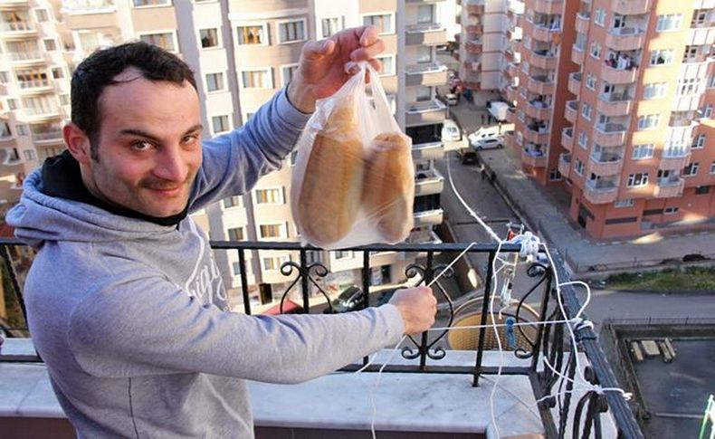 Markete gitmeye üşenince evinin balkonuna teleferik kurdu