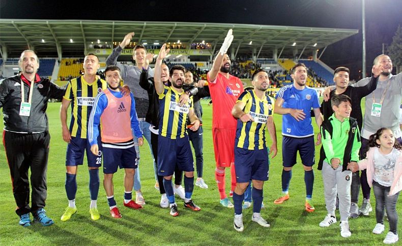 Menemen Belediyespor'un zirve keyfi sürüyor