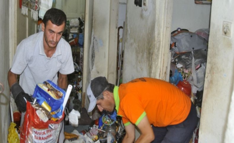 Mersin'de bir evden kamyon dolusu çöp çıktı