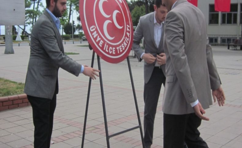 MHP, Atatürk anıtına çelenk bıraktı