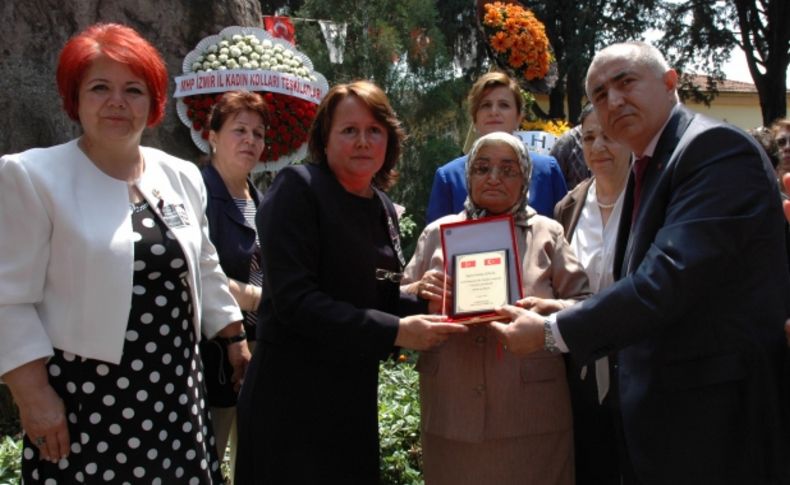 MHP İzmir Zübeyde Hanım’ı unutmadı