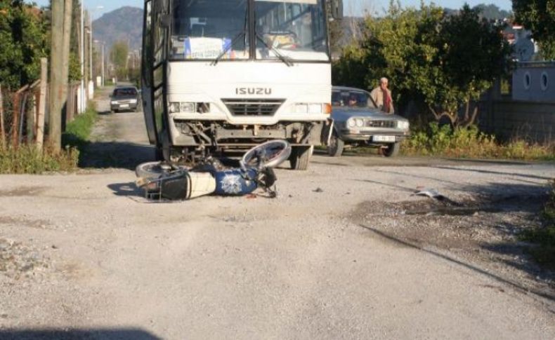 Midibüse çarpan motosikletin kasksız sürücüsü yaralandı