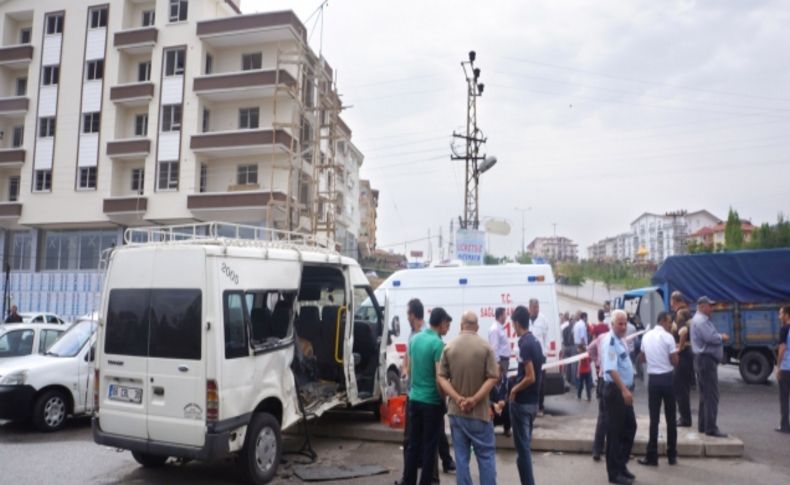 Minibüste sıkışan annesinin kurtarılmasını gözyaşları içinde izledi