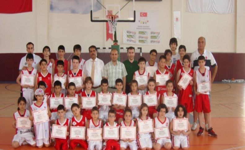 Minik basketbolcular başarı belgelerini aldı