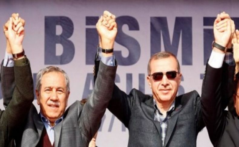 Miting alanında Arınç ile el ele