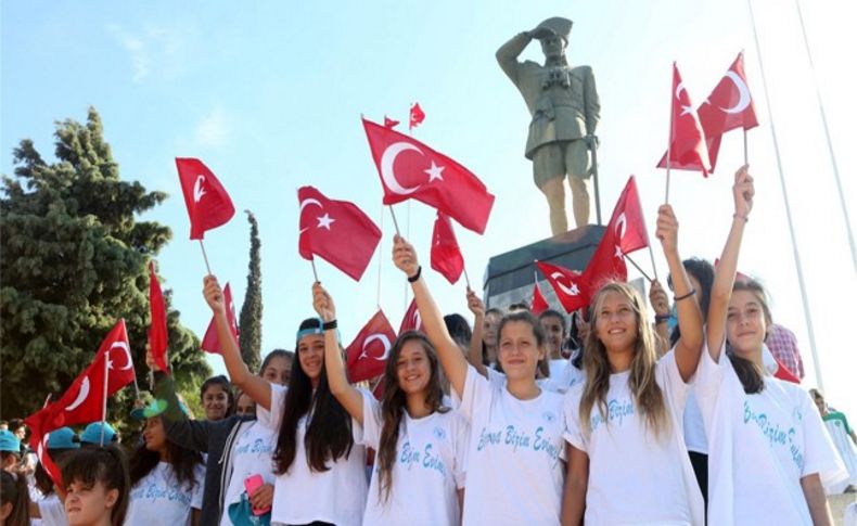 Ata'nın İzmir'e baktığı yerde tören