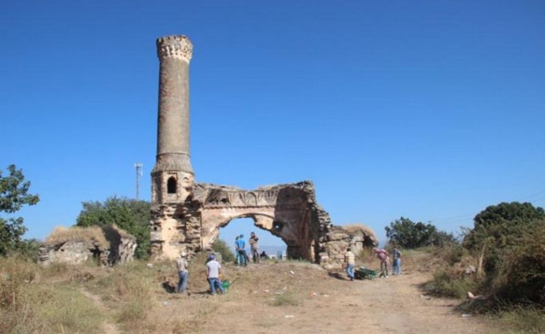 Tarihi külliyede kazı ve temizlik