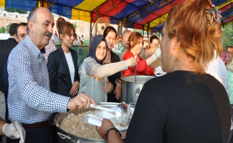 Müezzinoğlu, Ramazan çadırında iftar yemeği dağıttı