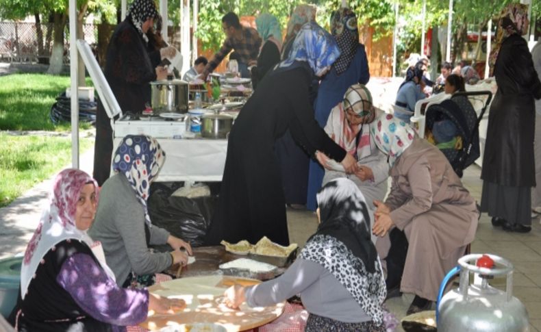 Muş’ta öğrenciler yararına kermes düzenledi