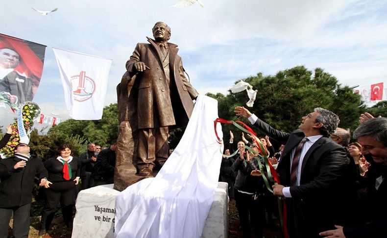 Nâzım Hikmet Karşıyaka'daki heykelinin önünde anılacak