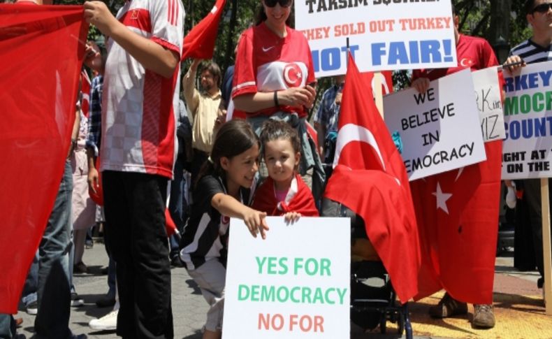 New York’taki Hukuk meydanından “Tayyip’i yedirmeyiz” gösterisi