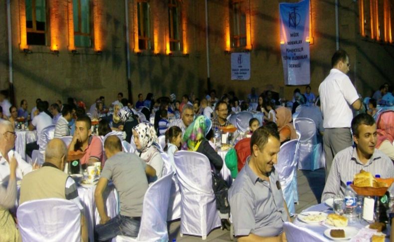 NİĞTEKDER’den iftar yemeği