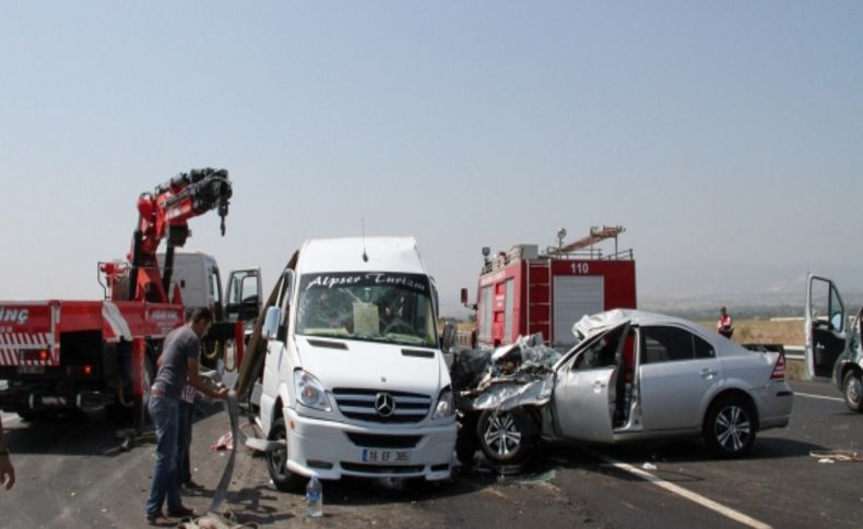 Nişan yolunda feci kaza: 4 ölü