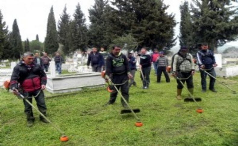 Ödemiş'te mezarlıkları hükümlüler temizliyor