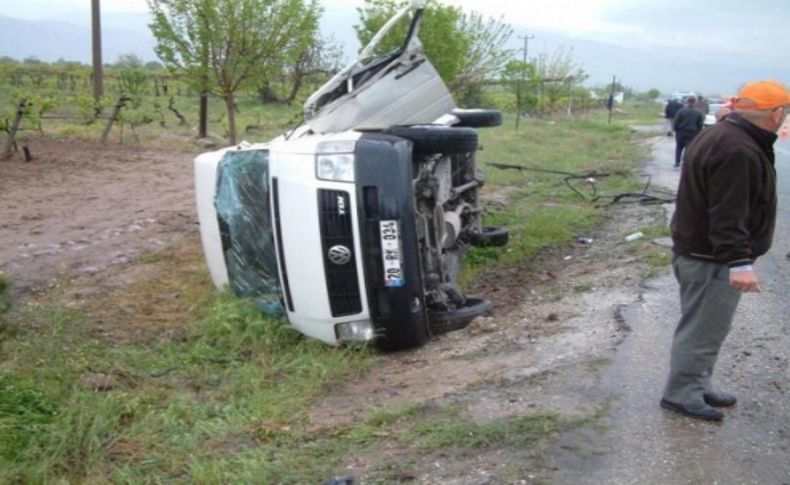 Öğrenci servisine kamyon çarptı, 16 yaralı