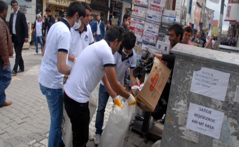 Öğrenciler, çevreye duyarlılığa dikkat çekmek için çöp topladı