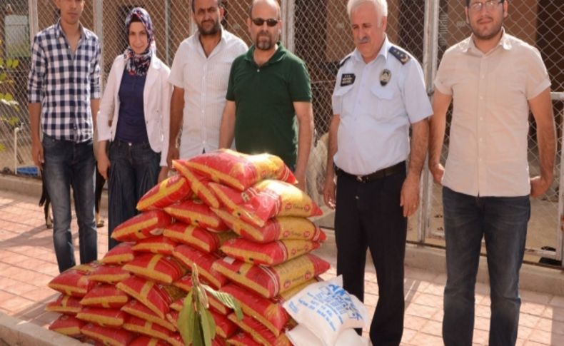 Öğrencilerden hayvan barınağına gıda yardımı