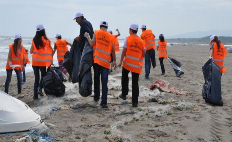 Öğrencilerden sahil temizliği